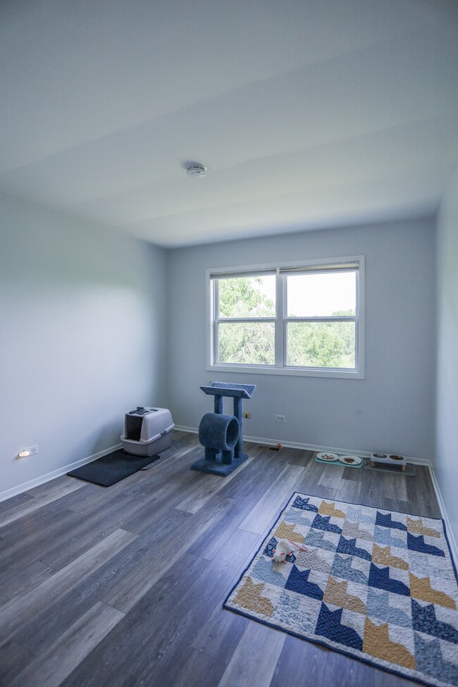 Building Photo - 542 N Carol Ln