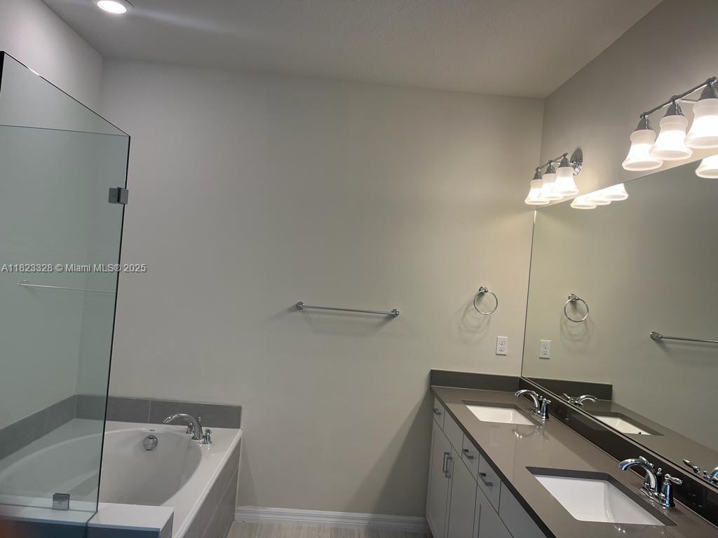 Building Photo - 2112 Appleton Cir S