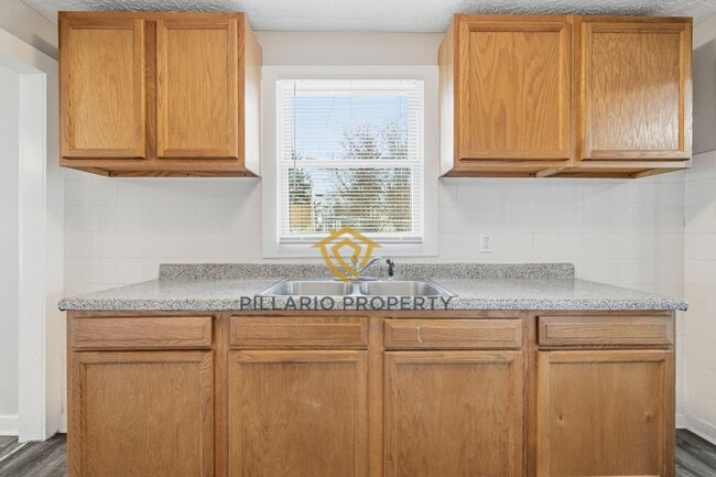Building Photo - Updated 3 Bedroom Near Forest Manor, Available NOW!