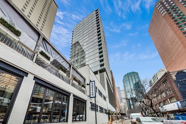 Primary Photo - 550 N St Clair St