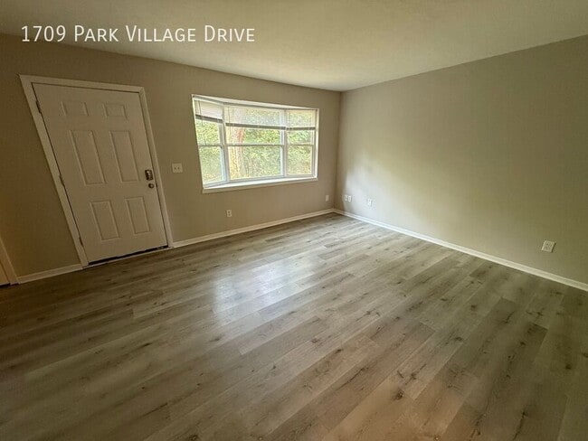 Building Photo - 1709 Park Village Dr