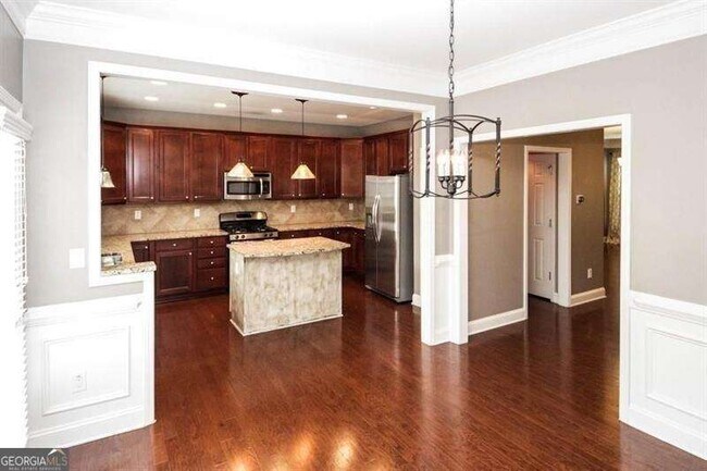 Building Photo - 1004 E Paces Chase