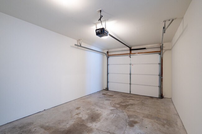 Building Photo - 2405-2407-2407 Northampton Dr