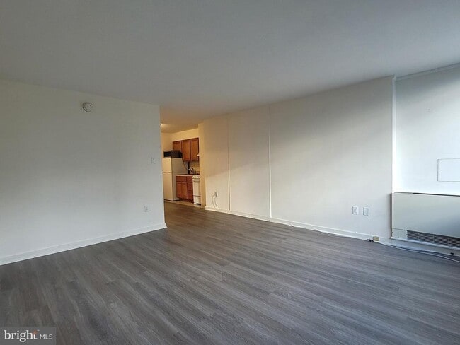 Building Photo - 604 S Washington Square