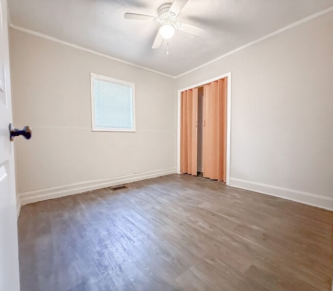 Building Photo - 3 Bed 1 Bath Single-Family Home - Big Yard!