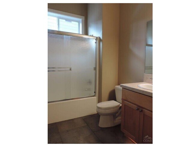 Building Photo - Awbrey Butte Home with Views!