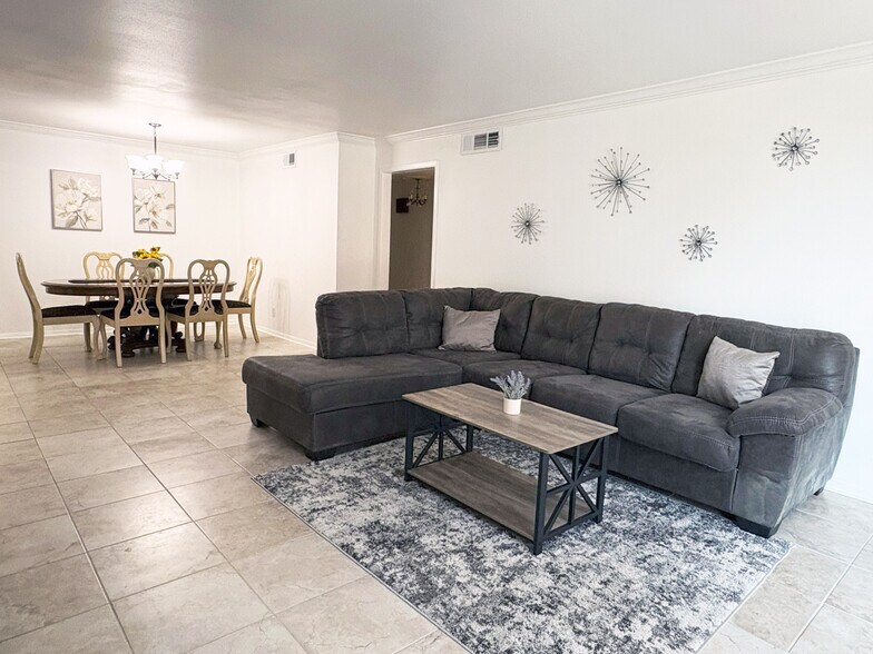 Living room - 7500 Callaghan Rd