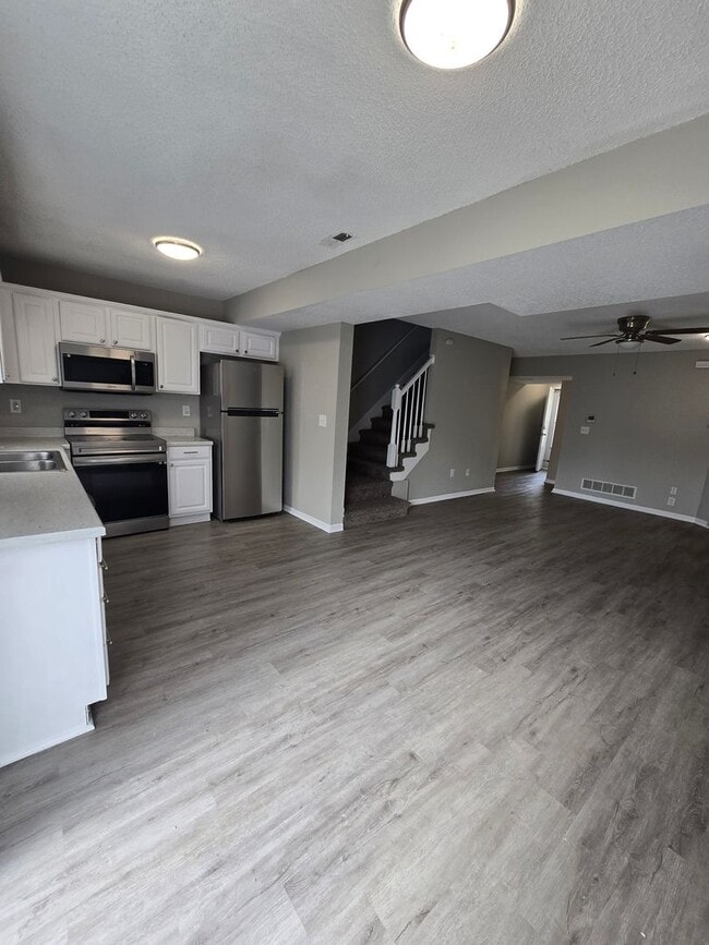 Building Photo - Renovated Duplex for rent