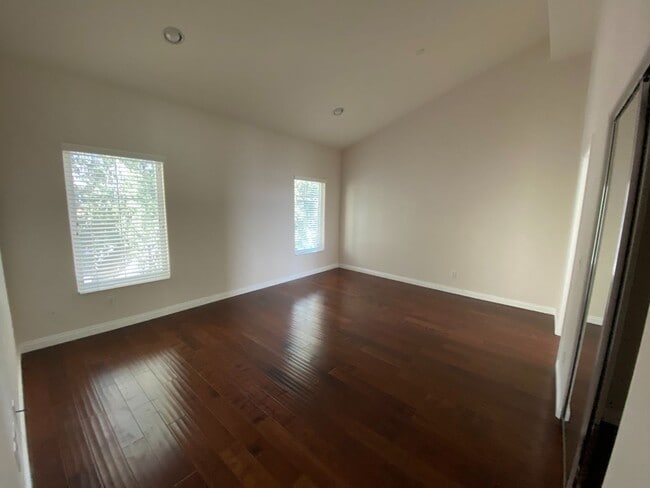 Building Photo - Beautiful Four Bedroom Townhouse in Pasadena