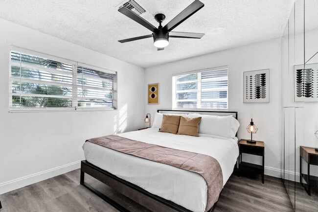 Building Photo - 730 N 72nd Terrace