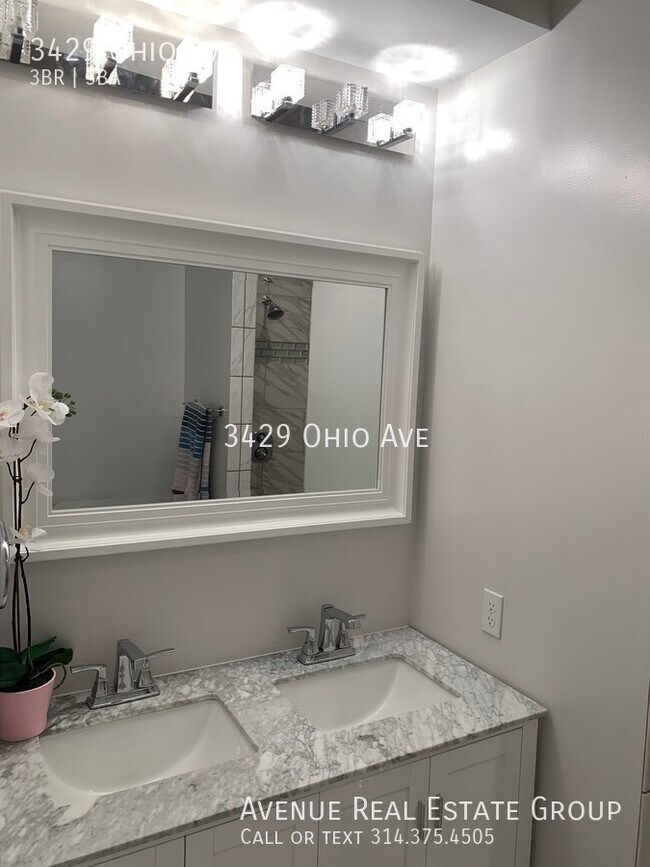 Building Photo - Beautifully Renovated Townhouse
