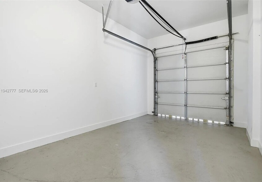 Building Photo - 2852 SW 32nd Ct