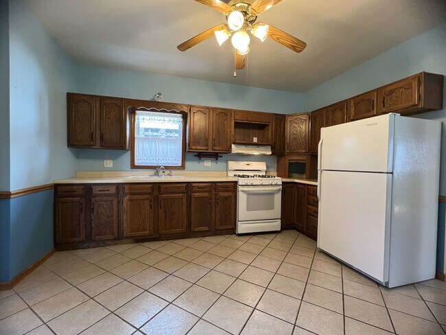 Building Photo - DUBUQUE:  NICE Duplex, hardwood floors, Ce...