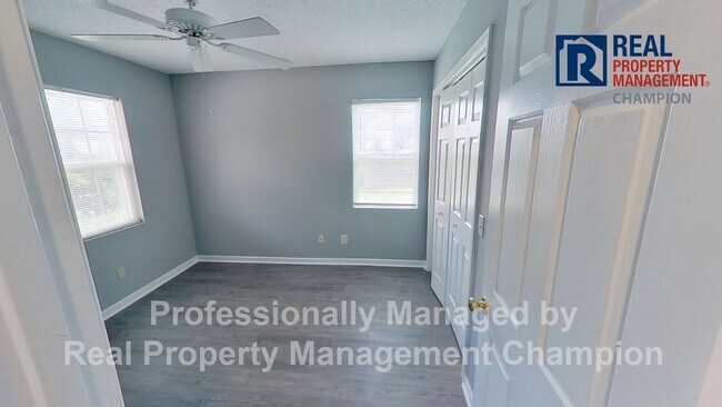 Building Photo - 3 BD/2 BA Upper Unit Condo in Hawthorne Park