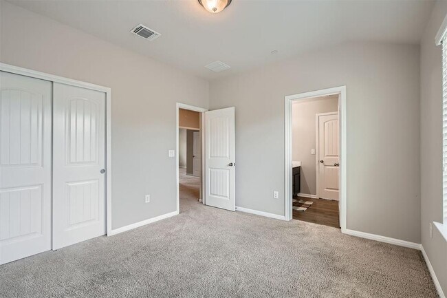 Building Photo - 516 E Slaughter Ln