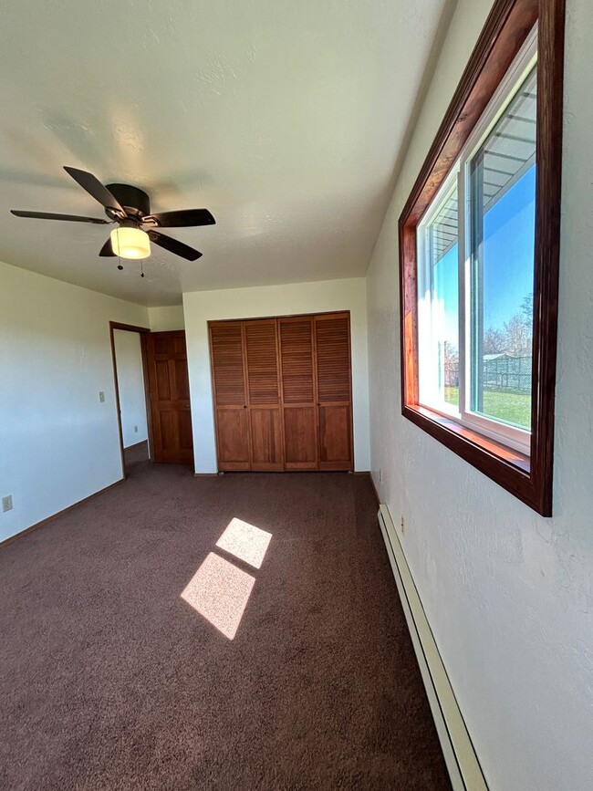 Building Photo - 2 bed, 1 Bath in Hamilton. Includes one ca...