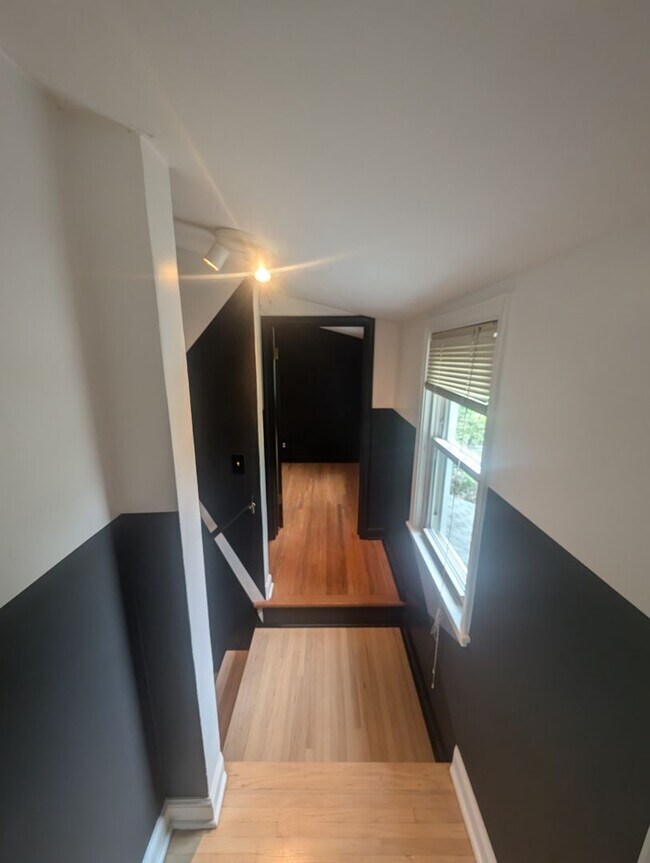 Building Photo - Charming Garden Oasis in West St. Paul – F...