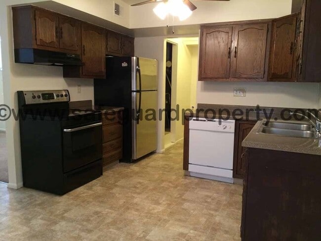 Building Photo - Spacious 3 Bedroom Townhome