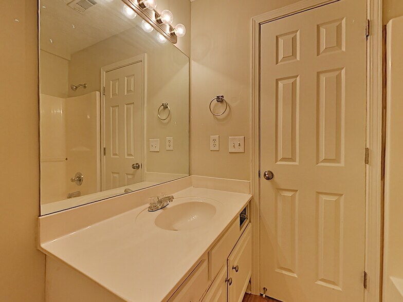 Building Photo - 105 Unity Cove
