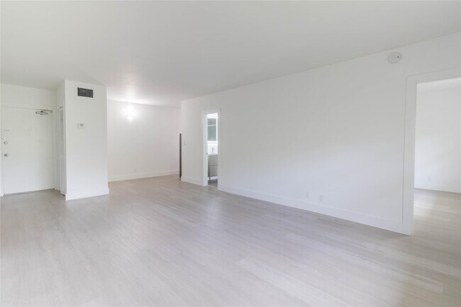 Building Photo - 2424 SE 17th St