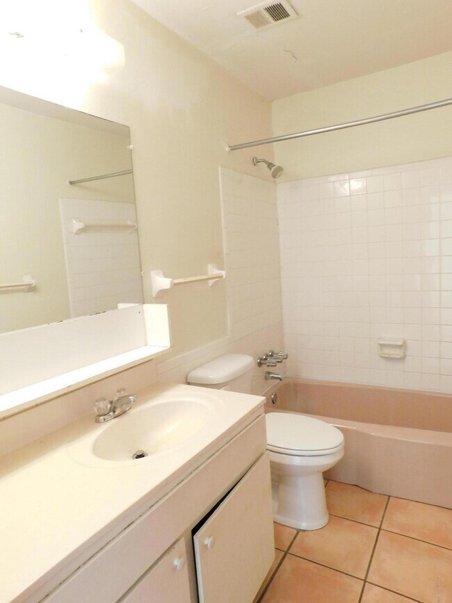 Building Photo - 155 E Colonial Ct