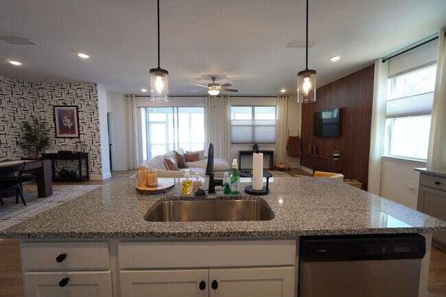 Building Photo - MOVE IN DATE MUST BE SCHEDULED 14 DAYS FROM PAYING SECURITY DEPOSIT.