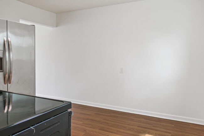 Building Photo - 301 Sheridan Dr