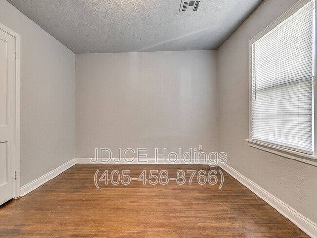 Building Photo - 122 W Marshall Dr