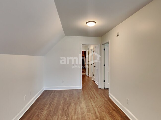 Building Photo - 107 Buster St