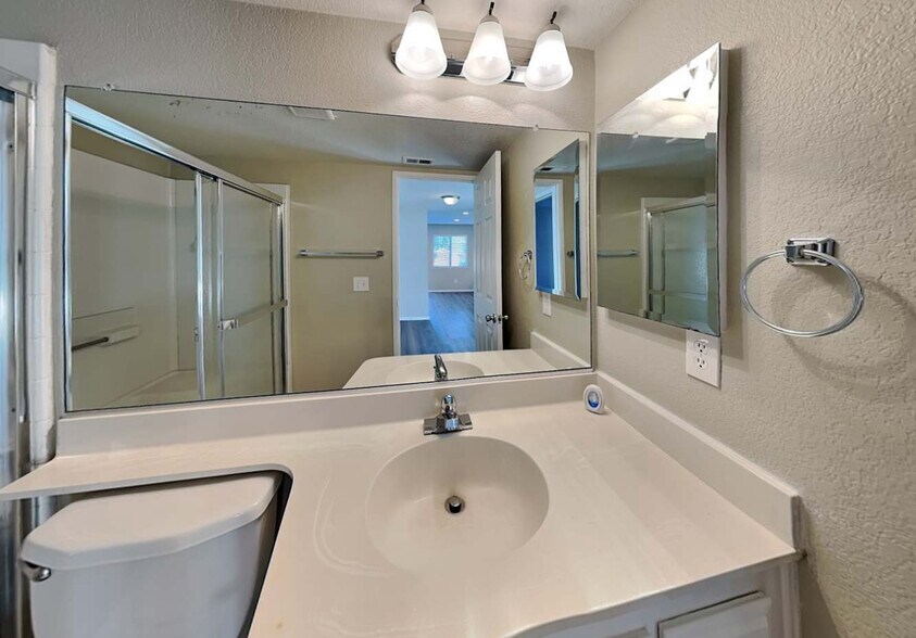 Building Photo - 112 Placid Ave