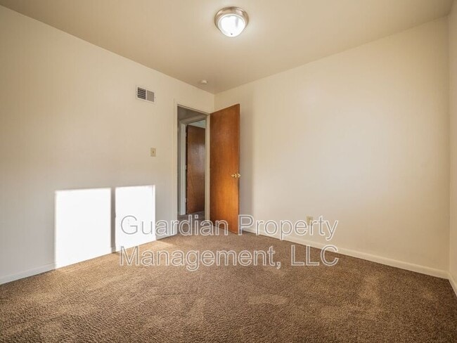 Building Photo - 1115 N College Dr