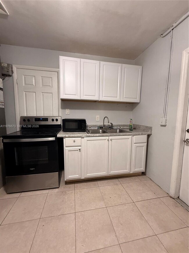 Building Photo - 5941 NW 14th Ct