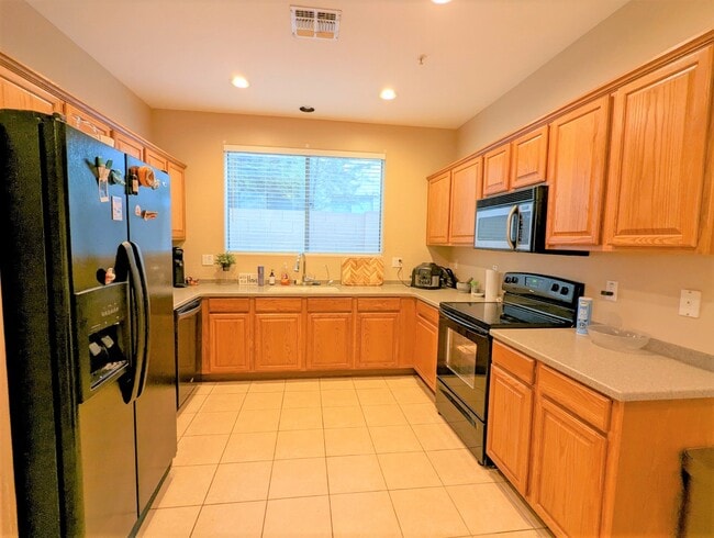 Building Photo - 2241 E Pinchot Ave