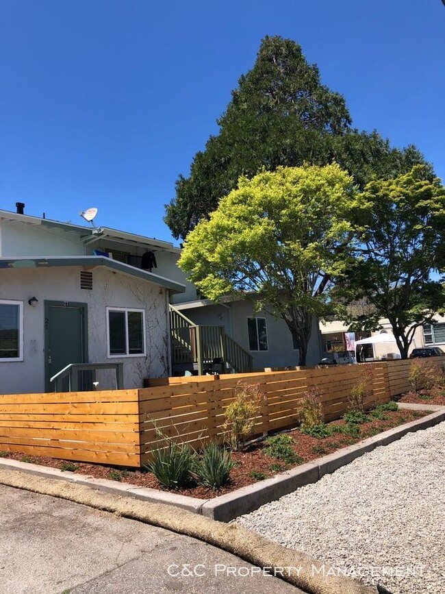Building Photo - 2801 Daubenbiss Ave