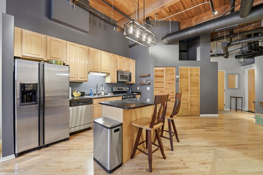 Building Photo - 1500 W Monroe St