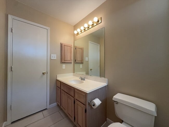 Building Photo - 317 Oak Meadow Ln