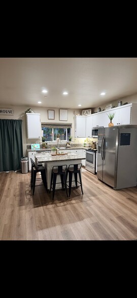 Building Photo - 21081 Barnes St