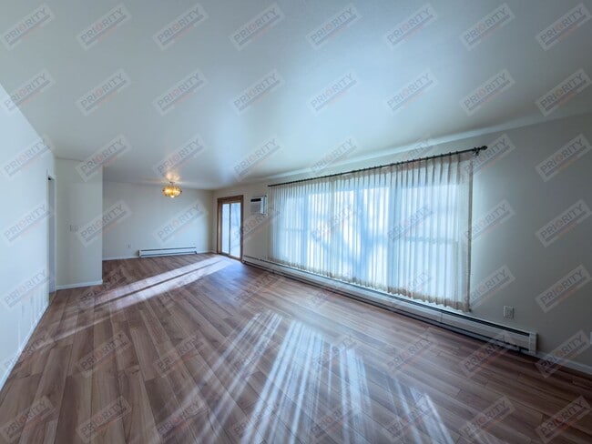 Building Photo - Large 4 bedroom, 2.5 bath downtown home