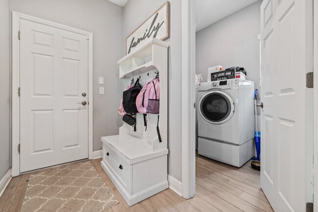 Building Photo - "Devonshire Model 5-Bedroom Retreat with 3...