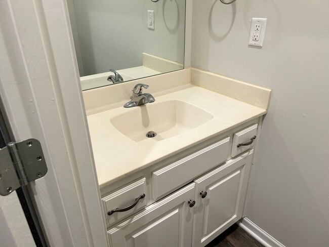 Building Photo - 3 Bed Townhome in Grain Valley