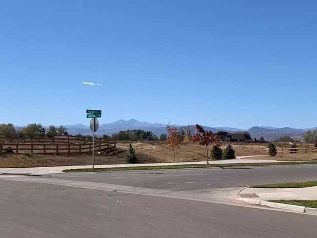 Building Photo - Exquisite 4 Bed 2.5 Bath Single Family Home with 3-car garage