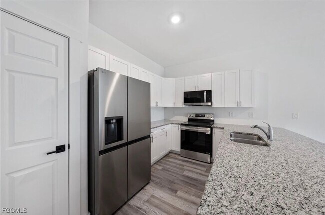 Building Photo - Charming 3BR Duplex in Lehigh Acres