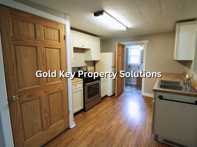 Building Photo - Updated 2 BR 1 BA House with Garage and Ce...