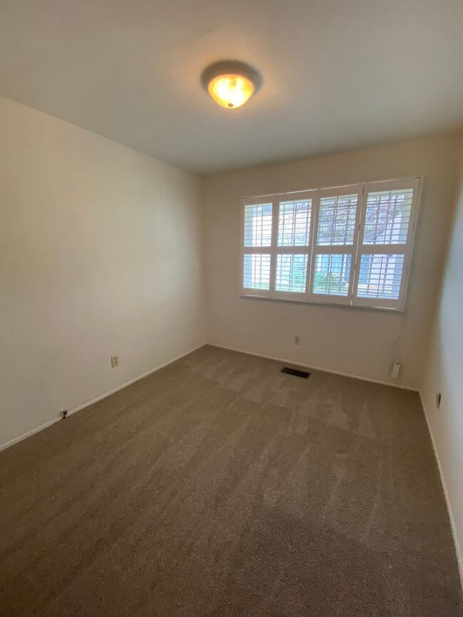 Building Photo - Beautiful 3 bed, 2 bath Townhome close to USD and Mission Valley!