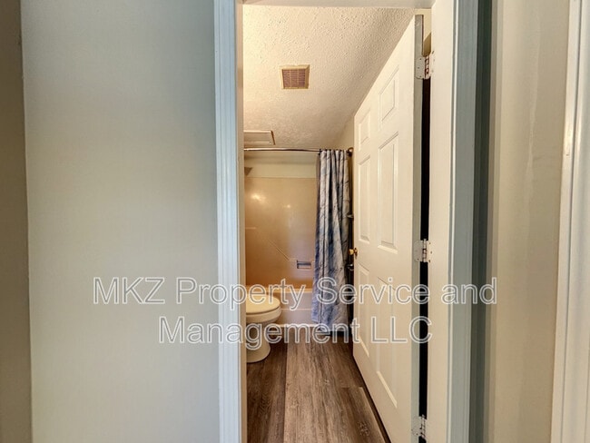 Building Photo - 51 Glenwood Dr