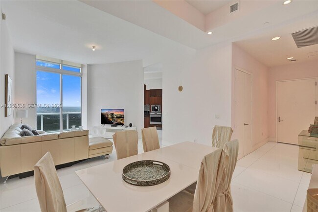 Building Photo - 16001 Collins Ave