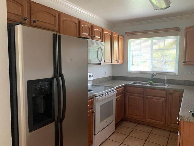 Building Photo - 18356 Robinson Ave