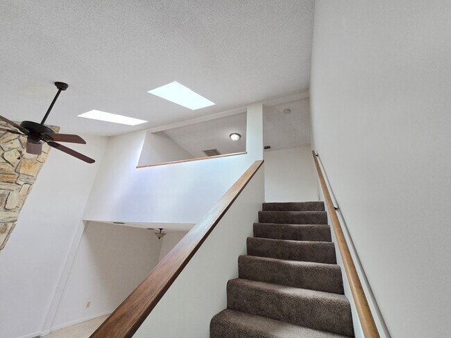 Building Photo - Awesome 3 Bed / 2 Bath Townhome with Open ...