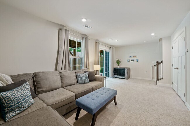 Building Photo - APPLICATIONS PENDING 3be/2.5ba 3-Level Townhouse Key Location Between Durham and Chapel Hill