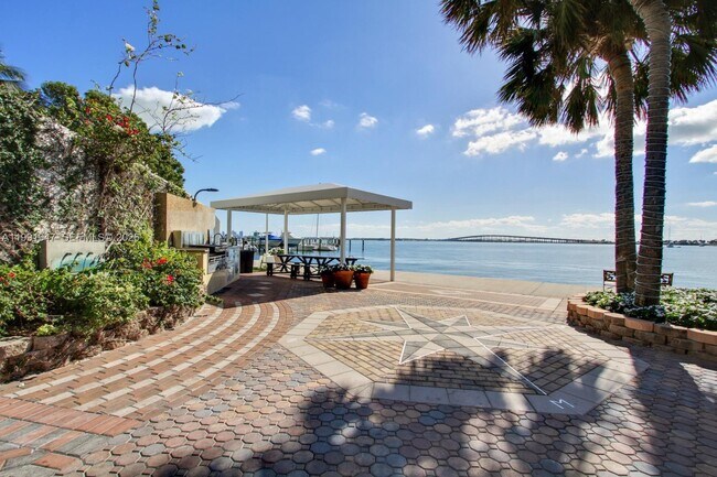 Building Photo - 1915 Brickell Ave